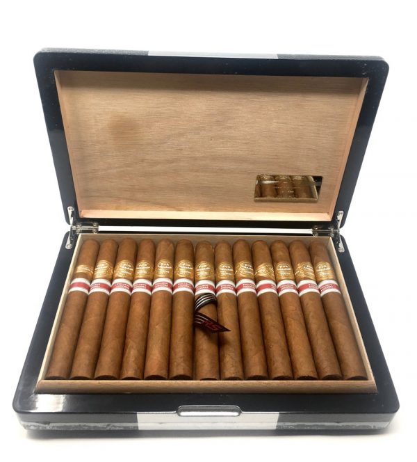 Open box of Por Larrañaga Robusto Superior showing golden bands and cedar lining