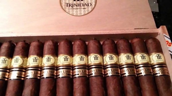 Trinidad Short Robusto T Edición Limitada 2010 box open with cigars displayed